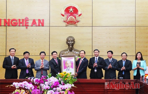 Đồng chí Hồ Đức Phớc thay mặt lãnh đạo tỉnh Nghệ An tặng bức tranh Bác Hồ làm bằng đá quý cho lãnh đạo tỉnh Thanh Hóa.