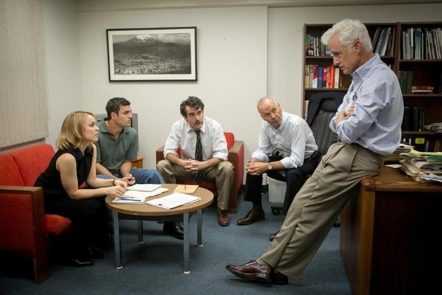 Spotlight thắng giải Phim truyện xuất sắc: Tham gia cuộc đua tam mã cho tới phút chót cùng The Revenant và The Big Short, Spotlight bị đánh giá là có cơ hội chiến thắng thấp nhất khi chỉ sở hữu duy nhất một giải tiền Oscar quan trọng là SAG (Hiệp hội Diễn viên nước Mỹ). The Revenant là ứng cử viên số một sau khi liên tiếp có giải Quả cầu vàng, DGA (Hiệp hội Đạo diễn nước Mỹ) và BAFTA (Viện hàn lâm nước Anh), cũng như hưởng lợi khi Leonardo DiCaprio liên tục được nhắc tên trên mặt báo. Còn lịch sử đứng về The Big Short do bộ phim của Adam McKay có giải PGA (Hiệp hội Sản xuất phim Mỹ). Nhưng rốt cuộc, tác phẩm kể lại chiến công báo chí của tờ The Boston Globe khi họ phanh phui nạn ấu dâm trong giới Nhà thờ Công giáo tại Boston, Mỹ mới là bộ phim được AMPAS tôn vinh trong sáng 29/2. Ảnh: Open Road Films