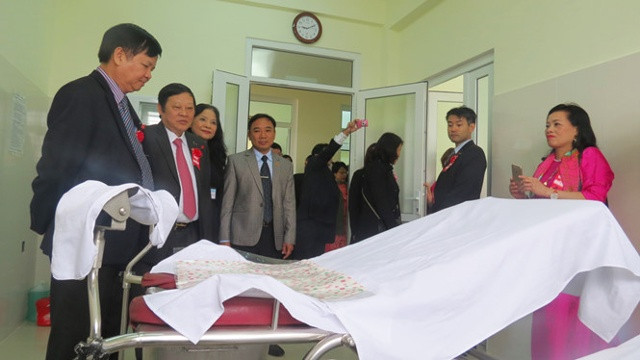  Ông Nguyễn Viết Tiến - Thứ trưởng Bộ Y tế (thứ hai từ trái sang), tham quan Trung tâm tư vấn và dịch vụ sức khỏe sinh sản.