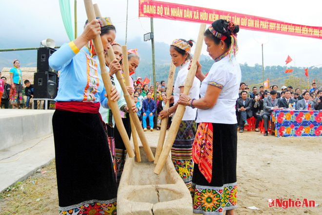 Hội thi khắc luống trong Lễ hội Đền Pu Nhạ Thầu tại xã Hữu Kiệm (huyện Kỳ Sơn) Ảnh Công Kiên