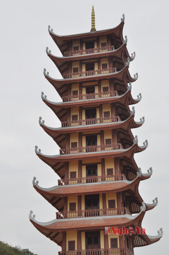 Báo tháp Đại Tuệ cao 9 tấng có kiến trúc độc đáo.