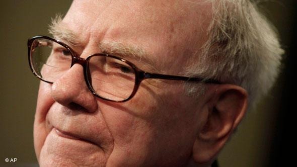 Warren Buffett  “Thánh nhân vùng Omaha” đã bắt đầu chơi chứng khoán từ khi mới 11 tuổi. Giờ đây, lựa chọn chứng khoán của ông làm tác động đến các thị trường. Bậc thầy đầu tư hiện đã 85 tuổi, theo ước tính sở hữu lượng tài sản ròng trị giá 63,4 USD. Hồi còn là một cậu nhóc thiếu niên, ông đã bộc lộ khả năng kinh doanh sắc sảo, làm hết các nghề từ giao báo, bán bóng golf cũ và lau chùi xe hơi. Tuy vậy, đơn xin nhập học Trường kinh doanh Harvard của ông lại bị từ chối.