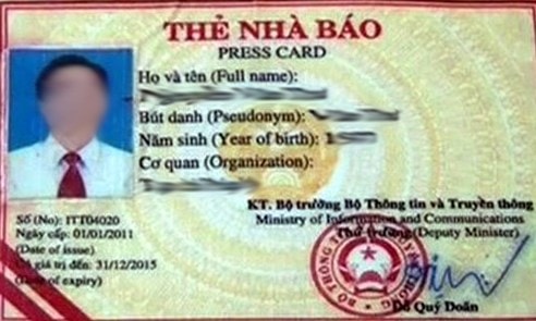 Thẻ nhà báo cũ được làm bằng chất liệu giấy, trên thẻ có nhiều dữ liệu được viết tay. Ảnh minh họa. Nguồn: Internet.