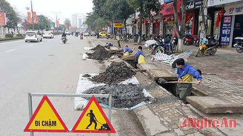 Trước đó, từ ngày 26/2, công nhân Công ty Hạ tầng đô thị Vinh tổ chức nạo vét kênh mương