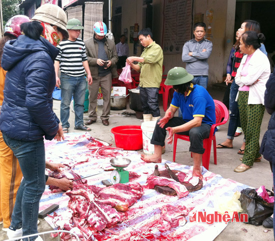 Chỉ ít phút sau, rất đông người dân đến xem và mua hết số thịt lợn.