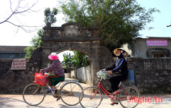 Cổng làng của làng Vĩnh Yên được xây dựng vào năm Đinh Sửu 1937. Đây là một trong những cổng làng cũ hiếm hoi còn giữ được tại xã Diễn Lộc, huyện Diễn Châu