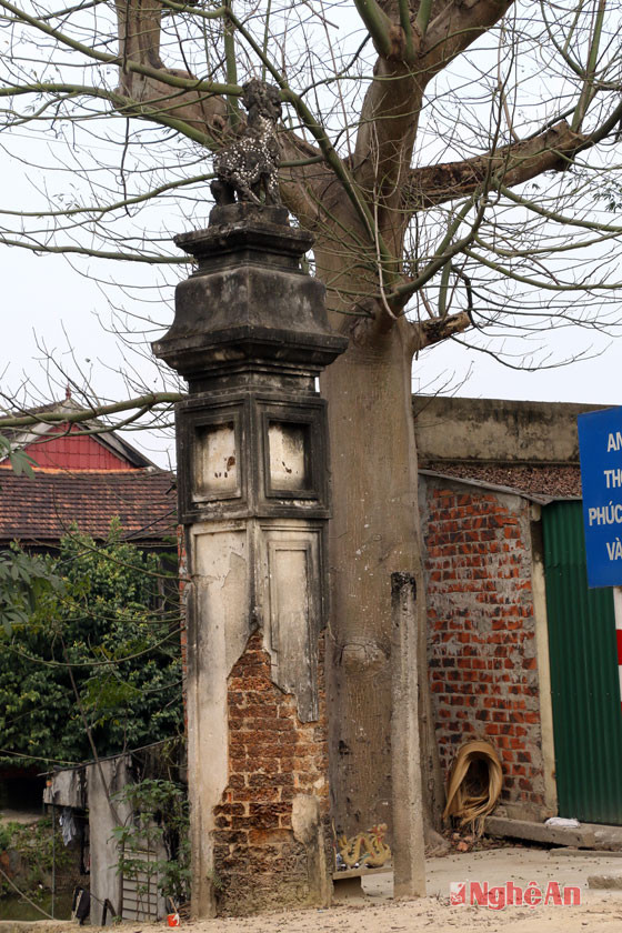 Đây là một trong những chiếc cột còn sót lại của cổng đình làng Phù Xã ( xã Hưng Xã, huyện Hưng Nguyên)