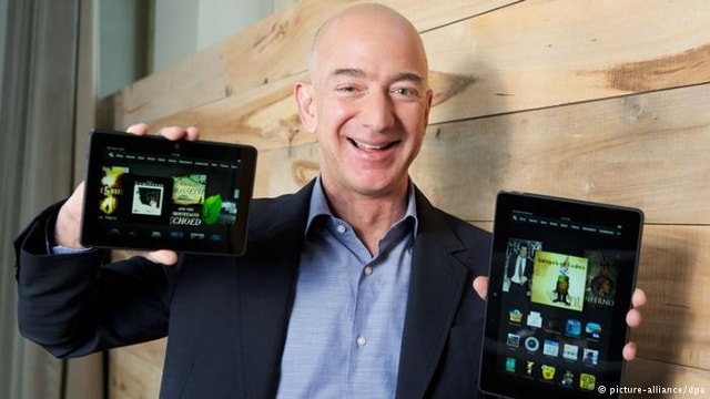 Jeff Bezos  Người đàn ông giàu thứ 5 thế giới, Jeff Bezos là nhân vật giàu có nhất trong giới công nghệ, tài sản trị giá 45,2 tỷ USD. Nhà sáng lập kiêm Giám đốc điều hành Amazon Bezos hiểu rõ tầm quan trọng của việc thỏa mãn khách hàng - đến mức khách hàng có thể gửi thư điện tử trực tiếp cho ông. Nếu ông nhận thấy điều gì cần đặc biệt chú ý, ông sẽ chuyển tiếp tới bộ phận tương ứng của Amazon, không quên viết thêm vào bên cạnh một dấu hỏi “?”.