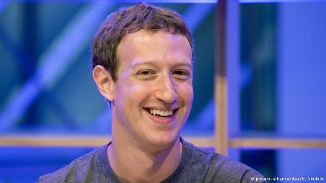 Mark Zuckerberg  Mark Zuckerberg là người giàu thứ 6 trong danh sách, người giàu thứ 2 thế giới trong lĩnh vực công nghệ và người giàu nhất dưới 40 tuổi. Theo Forbes, tài sản của anh trị giá 44,6 tỷ USD. Thế nhưng, điều có thể khiến mọi người ngạc nhiên về nhà sáng lập 31 tuổi của Facebook lại là thông tin trên mạng xã hội Twitter của anh (tài khoản là @finkd). Anh có tới 402.000 người theo dõi dù đến nay mới chỉ cập nhật trạng thái 12 lần, bài đăng đầu tiên chỉ có nội dung: “Chưa bao giờ tôi nghĩ mình sẽ đi thuyền”.