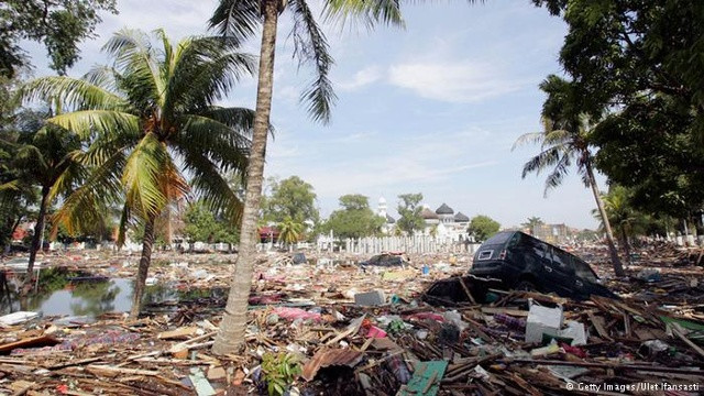Đống đổ nát còn sót lại trận động đất và sóng thần hồi năm 2004 tại quốc gia này, khiến 230.000 người thiệt mạng. Ảnh: Getty Images.