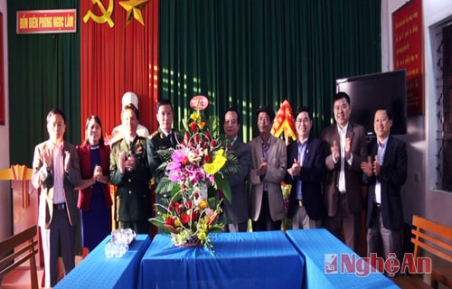 Lãnh đạo huyện Thanh Chương chúc mừng Đồn Biên phòng Ngọc Lâm.