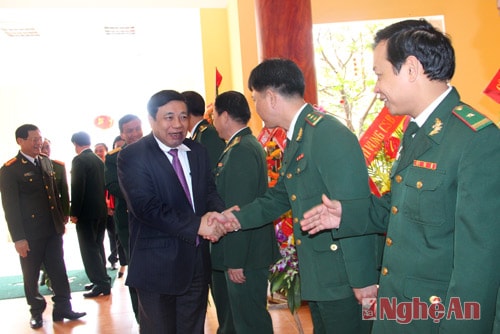 Cán bộ, chiến sỹ Bộ đội Biên phòng tỉnh vui mừng đón đồng chí Chủ tịch UBND tỉnh đến thăm, chúc mừng nhân ngày truyền thống.