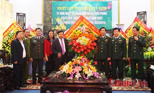 Đồng chí Chủ tịch UBND tỉnh và đoàn công tác trao lẵng hoa chúc mừng cán bộ, chiến sỹ Bộ Chỉ huy Bộ đội Biên phòng tỉnh.