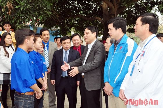 Đồng chí Nguyễn Đắc Vinh - Ủy viên Ban Chấp hành Trung ương Đảng, Bí thư thứ nhất Trung ương Đoàn Thanh niên Công sản Hồ Chi Minh và đoàn công tác tưởng niệm Chủ tịch Hồ Chí Minh tại khu di tích Kim Liên