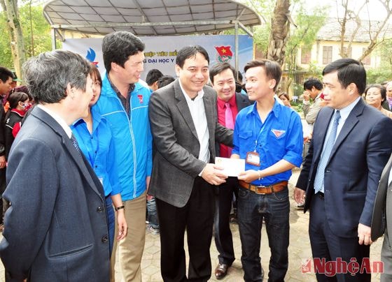 Đồng chí Nguyễn Đắc Vinh - Ủy viên Ban Chấp hành Trung ương Đảng, Bí thư thứ nhất Trung ương Đoàn Thanh niên Công sản Hồ Chi Minh và đoàn công tác tưởng niệm Chủ tịch Hồ Chí Minh tại khu di tích Kim Liên