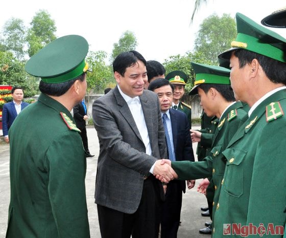 Đồng chí Nguyễn Đắc Vinh - Ủy viên Ban Chấp hành Trung ương Đảng, Bí thư thứ nhất Trung ương Đoàn Thanh niên Công sản Hồ Chi Minh và đoàn công tác tưởng niệm Chủ tịch Hồ Chí Minh tại khu di tích Kim Liên