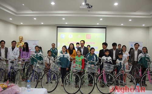 Đại diện Quỹ bảo trợ trẻ em Nghệ An và Công ty TNHH BHNT Prudential trao tặng xe đạp cho 20 em học sinh nghèo vượt khó thuộc các trường học tại thành phố Vinh.