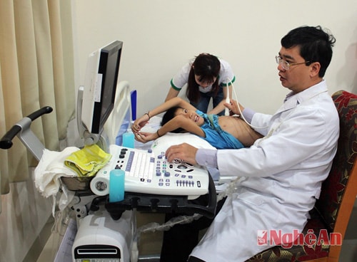 Khám sàng lọc bệnh tim cho trẻ em.