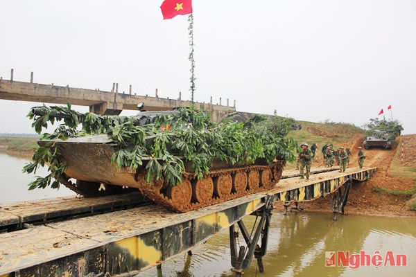 Lực lượng xe tăng và bộ binh thực hành vượt cầu vào mở cửa đầu cầu trong diễn tập.