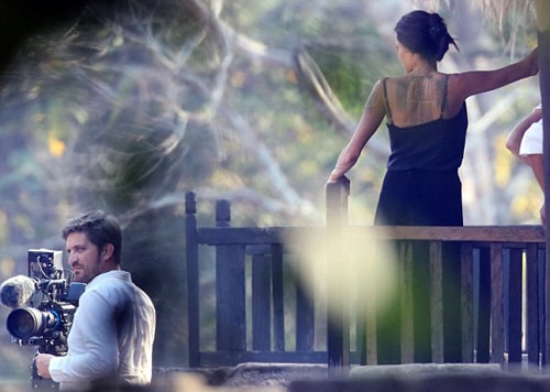 ben-trong-phim-truong-cua-angelina-jolie-o-campuchia-2