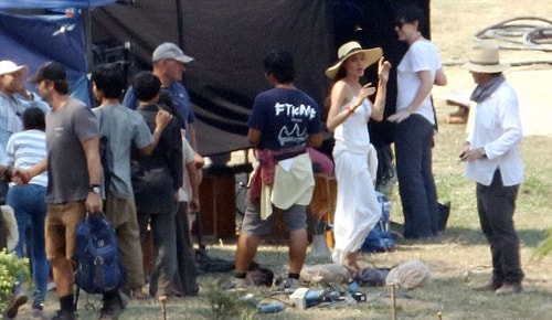 ben-trong-phim-truong-cua-angelina-jolie-o-campuchia-3