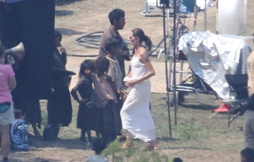 ben-trong-phim-truong-cua-angelina-jolie-o-campuchia-4