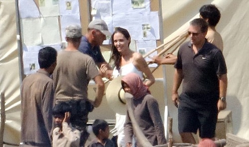 ben-trong-phim-truong-cua-angelina-jolie-o-campuchia-5