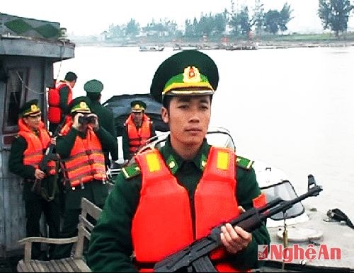 Các chiến sỹ Đồn BP Diễn Thành tuần tra ở lạch Vạn.