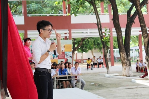 Từng là một học sinh dốt nhất lớp, thường xuyên thi lại nhưng Anh Vũ đã vươn lên trở thành một kỷ lục gia tiếng tăm.
