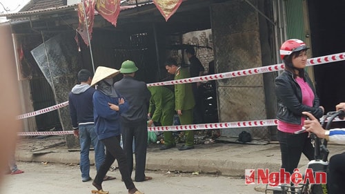 Cảnh sát khám nghiệm, điều tra vụ cháy.