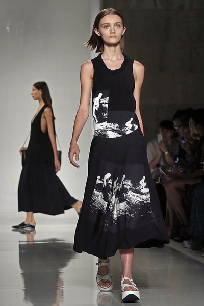 victoria-beckham-bi-phan-doi-vi-thue-nguoi-mau-om-doi-2