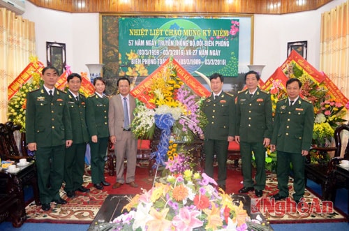 Lãnh đạo Ban tuyên giáo Tỉnh ủy (ảnh trên) và Thị xã Cửa Lò tặng hoa chúc mừng cán bộ, chiến sỹ BĐBP tỉnh.