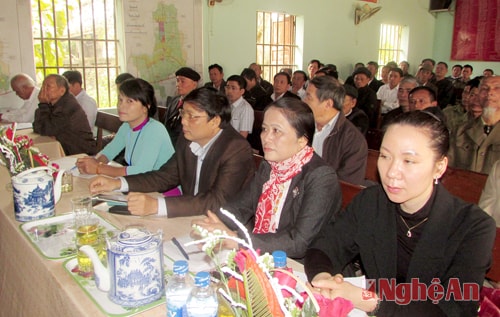 Cư tri xã tại buổi tiếp xúc