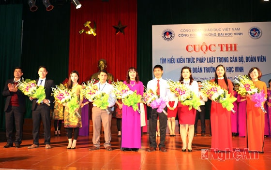Lãnh đạo trường Đại học Vinh tặng hoa cho các đội tham gia cuộc thi