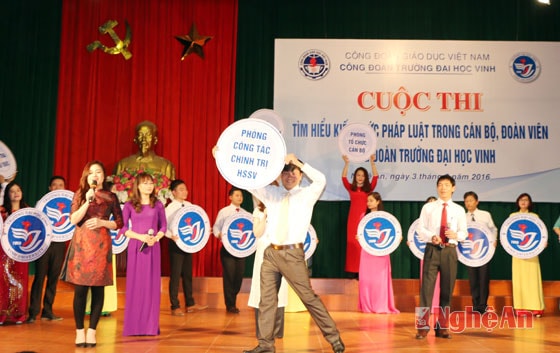 Phần thi chào hỏi là cơ hội để các đội giới thiệu thế mạnh, đặc trưng riêng của từng khoa, phòng
