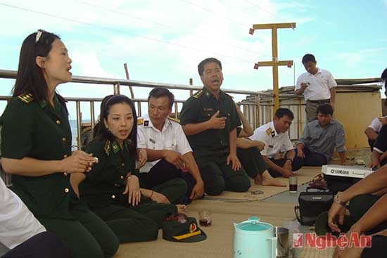 Hát cùng lính đảo trên boong tàu