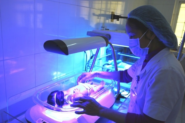 Sau 2 ngày thay máu, bé Trần Thị Hằng đã hết vàng da, bú tốt, các chỉ số sinh tồn trong giới hạn bình thường.