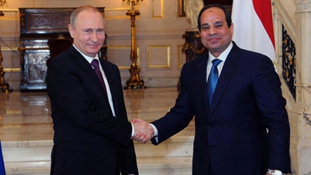 Tổng thống Nga Putin (trái) và Tổng thống Ai Cập al-Sisi không ngừng bắt tay trong buổi gặp mặt và hội đàm tại Cairo ngày 10/2/2015. (Nguồn: Reuters)