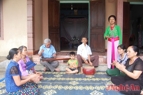 Đều đặn mỗi tối cuối tuần, ngôi nhà nhỏ của gia đình bà Nguyễn Thị Thanh (xóm 9 – Hoa Sơn – Anh Sơn) lại rộn ràng tiếng hát. 