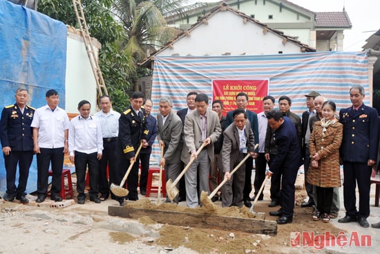 Đại diện Ban liên lạc Lữ đoàn 126 đặc công hải quân, UBND Phường Cửa Nam và Ban cán sự khối phố tiến hành lễ động thổ xây dựng nhà tình nghĩa cho thương binh Phùng Bá Điền.