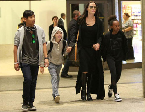 pax-thien-chung-chac-ben-angelina-jolie-3