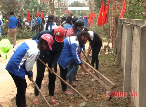 Đoàn viên thanh niên Tân Kỳ tham gia hoạt động tình nguyện tại xã Nghĩa Thái, huyện Tân kỳ