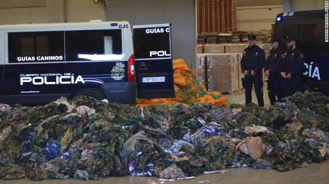 Giới chức Tây Ban Nha cho biết số quân phục trên được nhét vào các túi bóng gắn nhãn “áo quần đã qua sử dụng”. Ảnh: CNN.