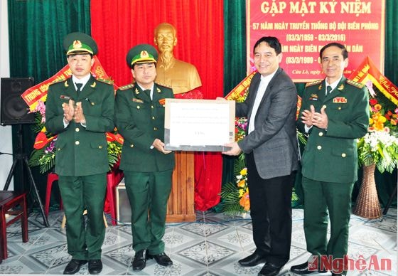 Đồng chí Nguyễn Đắc Vinh - Ủy viên Ban Chấp hành Trung ương Đảng, Bí thư thứ nhất Trung ương Đoàn Thanh niên Công sản Hồ Chi Minh và đoàn công tác tưởng niệm Chủ tịch Hồ Chí Minh tại khu di tích Kim Liên