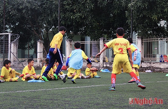 Mạnh mẽ, xông xáo và hết mình là hình ảnh thường thấy khi Huy Hoàng còn là cầu thủ, bây giờ với cương vị là một người thầy, HLV Nguyễn Huy Hoàng cũng cho thấy nhiệt huyết và đam mê của anh trong từng bài giảng trên sân.