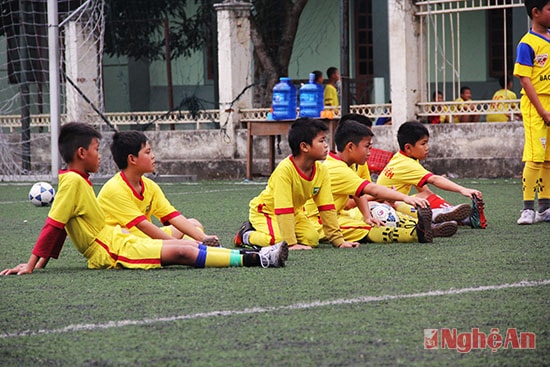 Các học trò của thầy Thuật và thầy Hoàng rất chăm chú lắng nghe..