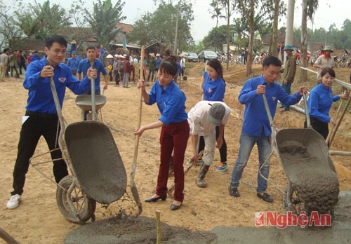 Các đoàn viên thanh niên tham gia làm sân bóng