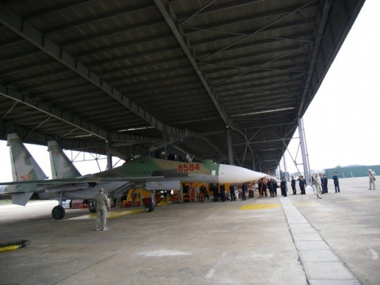 Su-30MK2 thuộc đợt mua sắm thứ ba có màu sơn khác với những chiếc đầu. Ảnh: Quân đội nhân dân.
