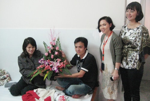 Đại diện hãng hàng không thăm hỏi sản phụ vừa sinh con. Ảnh: Xuân Hoa.