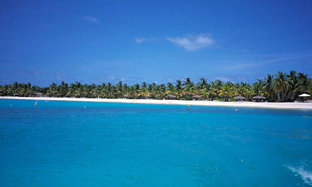 Ảnh 03. Shoal Bay, Antigua Tiếp theo ở vị trí thứ 3 là Shoal Bay, Antigua. Bờ cát trắng tinh trải dài 3km, nước biển vùng Caribbean trong xanh tựa pha lê, rặng san hô ngoài khơi xa, một và quán bar và nhà hàng ngoài trời, quả thực không còn điều gì đáng mong chờ hơn nữa! Nếu bạn ưa thích không gian yên bình hơn bãi biển náo nhiệt Jabberwock thì hãy đi dịch một chút về phía Đông, gần thị trấn vịnh Dickenson.